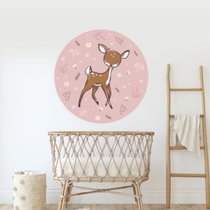 Behangcirkel hertje op roze achtergrond. Op muur babykamer.