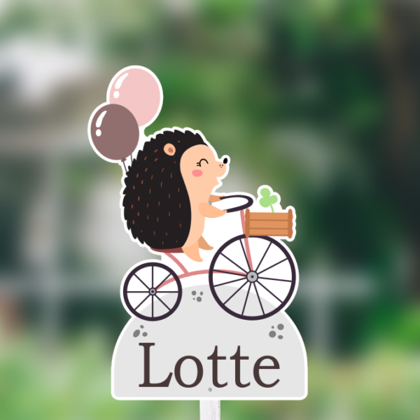 Geboortebord met een egel op een fiets, met ballonnen en fietsmandje.