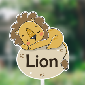Geboortebord Leeuwtje slaapt op paal in de tuin.